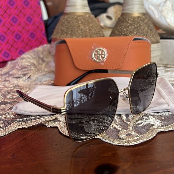 Tory Burch shiny gold sunglasses - Picture 6 of 9